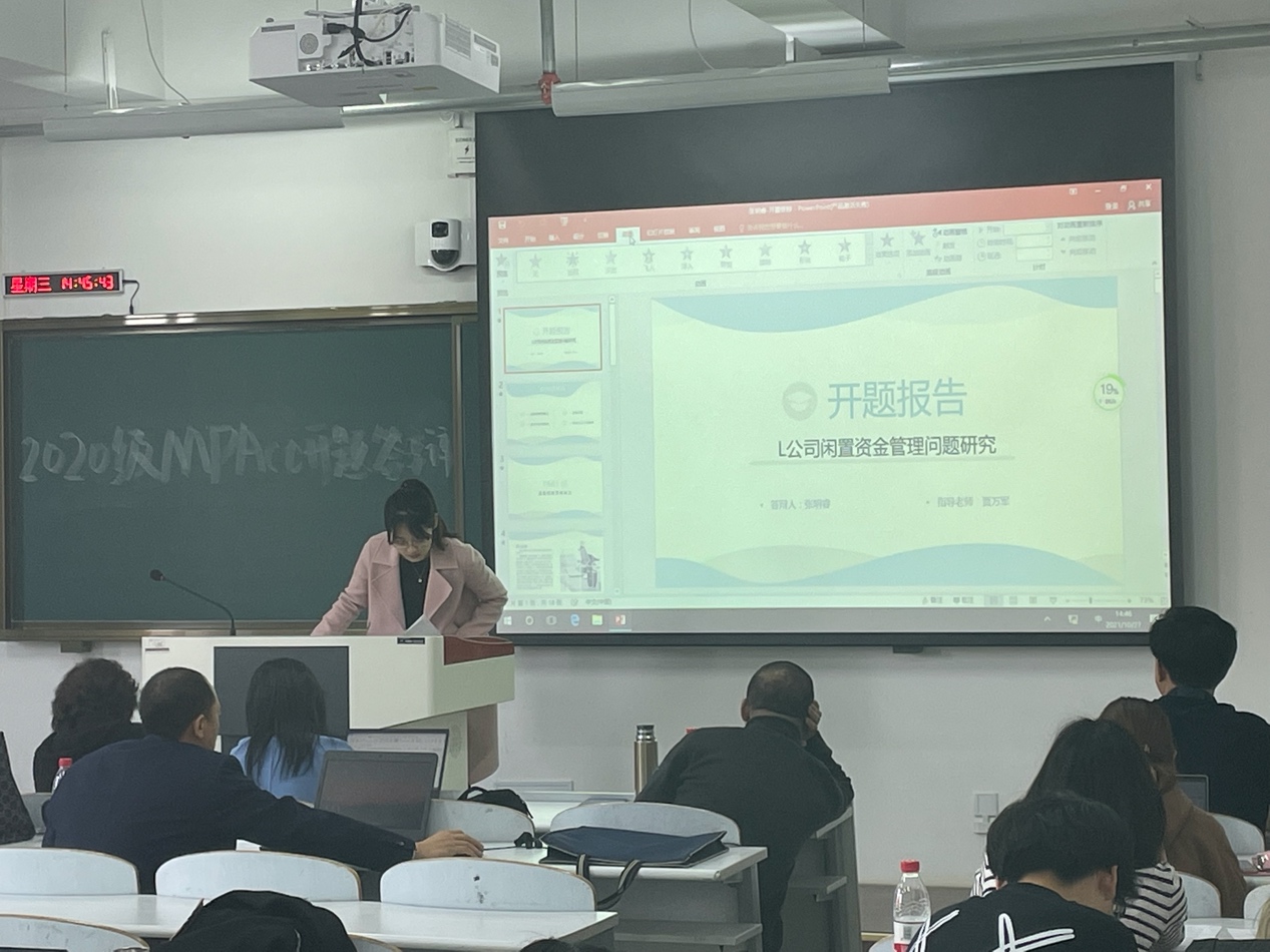 会议室里的人们描述已自动生成 会议室里的人们描述已自动生成